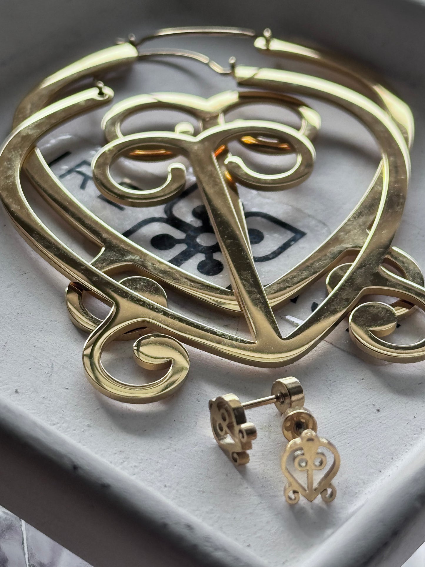 Love never loses its way home